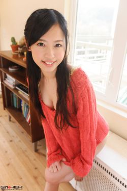 六年级女生跳舞时衣服掉落